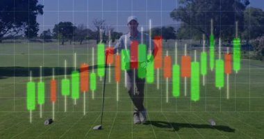 Erkek golfçü golf sopasıyla öne eğiliyor. Finans, yükselen ve düşen şamdanlarla örtüşüyor. Atletik, profesyonel, minimalist, finans, veri görselleştirme, açık hava, boş zaman