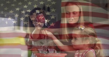 Ana rehber kız muslukta kırmızı bardağı dolduruyor. Ders için el ısısını test ediyor. Aile, yetiştirme, eğitim, etkileşim, yerli, oyuncu, sıcak