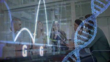 Keltoş adamın tableti tıklaması biyoteknoloji veri incelemesi sırasında DNA sarmalının dönmesine neden oluyor. Profesyonel, takım çalışması, yenilik, işbirliği, modern, kurumsal, teknoloji