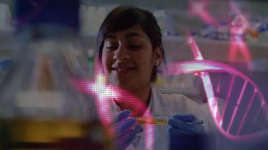 Laboratuvar bilimadamı pipeti yükseltip DNA incelemesi için dağıtırken sarmal animasyonlar yapıyor. Araştırma, yenilik, biyoteknoloji, laboratuvar, bilim, deney, keşif