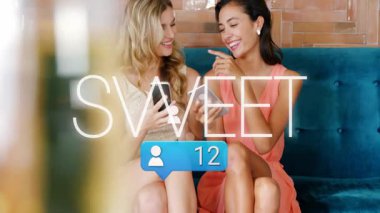 Telefonunu dinleyen kadın sosyal medya kullanıcı simgesi balonu yükselirken arkadaşı da katılıp gülüyor. Arkadaşlık, sosyalleşme, gelişigüzel yaşam tarzı, teknoloji, iletişim, neşe