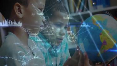 Masa başında dönen iki çocuk eğitim için kıtaları aydınlatan örtüyü etkinleştiriyor. İşbirliği, eğitim, teknoloji, öğrenme, keşif, yenilik, gençlik