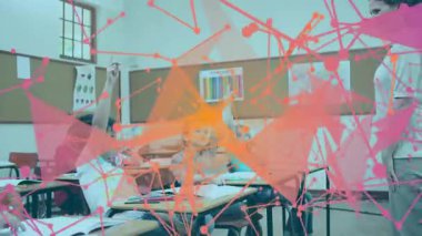 Eğitim öğretmeninin işaret dili çizelgesi öğrencilerin cevap vermek için el kaldırmasıyla ağ genişliyor. Sınıf, öğrenim, işbirliği, teknoloji, müfredat, yenilik, çocukluk