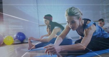 Katılımcılar, dijital hatlar yoğunlaşırken fitness stüdyosunda koltuk kemerini esnetmeye başlıyor. Yoga, fitness, sağlık, esneklik, egzersiz, meditasyon, duruş