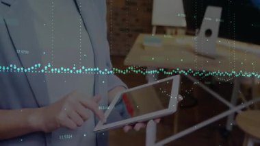 Tablet ekranı tıklatan, veri araklayan iş analizleri için animasyon grafikleri gösteren bir kadın. Profesyonel, teknoloji, modern, veri, analiz, çalışma alanı, dijital