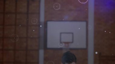 Koç potanın altında 3 boyutlu oyun diyagramı göstererek çocuklara basketbol öğretiyor. Eğitim, eğitim, akıl hocalığı, takım çalışması, bilgi, gençlik, spor