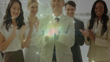 Şirket takımı başarıyı alkışlıyor. Parlayan ağ atımlarını dolduruyor. İşbirliği, başarı, bağlantı, yenilik, teknoloji, takım çalışması, başarı