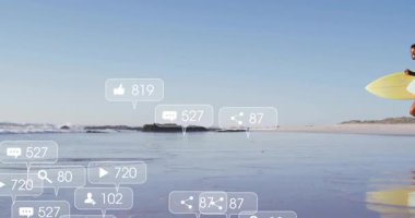 Sörfçüler sosyal örtülü dalgalara doğru koşan sörfçüler görünür ve beğenileri güncellerler. Plaj, okyanus, yansıma, aktivite, açık hava, yaşam tarzı, yaz