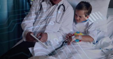 Kıdemli doktor, hasta topla ekrana dokunurken hologram tıbbi verileri gösteriyor. Sağlık, yenilik, teknoloji, pediatri, profesyonellik, etkileşim, fütüristik