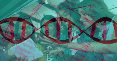 Meslektaşlar tablet etrafında toplanarak DNA sarmallarını ve ağ düğümlerini analiz ediyorlar. İşbirliği, takım çalışması, yenilik, dijital, teknoloji, modern, profesyonel