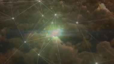 Bulutlar üzerinde açılan, bağlantıları somutlaştıran ve birleştiren düğümler, ağ görünümünü süpüren çizgiler. Soyut, geleceksel, teknoloji, görselleştirme, dijital, uzay, dinamik