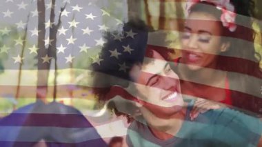 Eğik yüzlü kadın, park yerinde onu Amerikan bayrağı kaplamalarıyla taşırken kıvılcım saçıyor. Romantizm, birliktelik, mutluluk, birlik, şefkat, neşe, açık hava