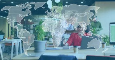 Dünya haritasını canlandırmaya başlayan dizüstü bilgisayarı işaret eden işbirlikçiler iş verilerini üst üste koyuyor. İşbirliği, takım çalışması, dijital, bağlantı, modern, ağ oluşturma, iş