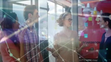 Hoparlör, iş ortakları üzerinde ağ grafiklerini açık el hareketleriyle canlandırıyor. İşbirliği, takım çalışması, beyin fırtınası, tartışma, iletişim, yenilik, modernizasyon