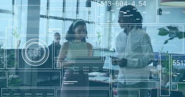 Bilgisayarı meslektaşımla açmak, kadın iş ölçümlerini karşılaştırmak ve verileri üstüste koymalarla analiz etmek. İşbirliği, analitik, teknoloji, takım çalışması, yenilik, çalışma alanı, veri görselleştirmesi