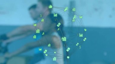 İp sallanıyor. Üç acemi, güç ve yeşil ikonlar için çaydanlık çanları çalıyor. Kuvvet, fitness, takım çalışması, hareket, canlılık, spor salonu, eğitim