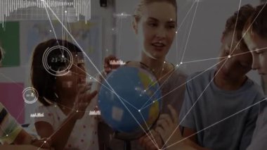 AR verileri kıtaları renklendirirken, öğretmenler coğrafya araştırması başlatmak için dünyayı yerleştiriyor. Eğitim, öğrenme, keşif, teknoloji, etkileşim, sınıf, keşif