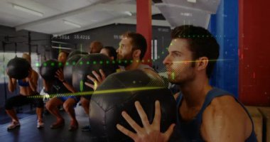 Altı fitness takımı, ölçümleri takip etmek için grafiklerle medikal toplara baskı yapıyor. Grup egzersizi, dayanıklılık eğitimi, dijital analiz, fitness performansı, atletizm eğitimi, spor salonu ortamı, senkronize hareket