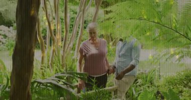 Yaşlı çiftin yürüyüş yolu trabzanda duruyor. Canlandırılmış simgeler, refah için büyük yapraklar vurguluyor. Açık hava, dinginlik, arkadaşlık, doğa, eğlence, botanik, ahenk.