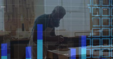 Marangoz dükkanında zımpara ustası, işaretleri haritalarken haritaları aktifleştiriyor. Ahşap işçiliği, analitik, dijital görselleştirme, işçilik, endüstriyel, veri güdümlü, iç