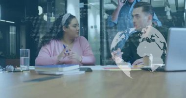 Meslektaşlar telefonda konuşurken iş konuşmalarında kalem değiş tokuşu yapıyorlar. İşbirliği, takım çalışması, yenilik, beyin fırtınası, modernlik, iletişim, strateji