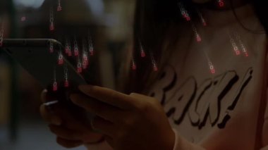 Akıllı telefon dinleme ekranı kullanan ve kafede teknoloji konsepti gösteren ikili yağmura neden olan bir kadın. Teknoloji, yenilik, dijital, gelecekçi, iletişim, farkındalık, modern.