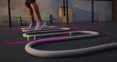 Çerçeveye giren ve üst üste binen fitness eğitimi için merdiven talimi yapan bayan sporcu. Atletik, antrenman, spor, fonksiyonel, dinamik, enerjik, performans