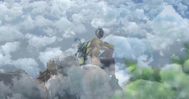 En yüksek çıkıntıya tırmanan, dağcı bulut örtüsünü başlatan, yolculuktaki yansımayı gözleyen. Macera, keşif, vahşi doğa, manzara, dinginlik, tırmanış, zirve