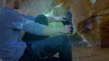 Ayakkabı kaldıran ve dantel bağlayan teknoloji hatlarını bağlayan bir adam dünyayı döndüren, yürüyüş hazırlığı yapan bir adam. Macera, teknoloji, yenilik, açık hava, keşif, dijital, engebeli