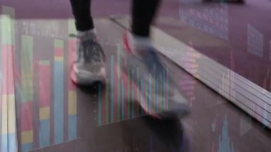 Koşu bandında koşucunun ayakları vuruyor, itiyor, ölçümleri gösterirken sallanıyor. Fitness, biomekanik, performans, hareket, eğitim, teknoloji, spor