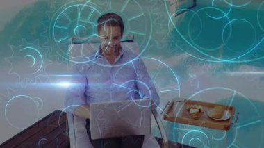 İşadamı dizüstü bilgisayarda yazıyor, holografik vites çağırıyor, kahveyi yudumluyor, havuz başında çalışmaya devam ediyor. Lüks, boş zaman, dijital, modern, rahatlatıcı, açık hava, bağlantı