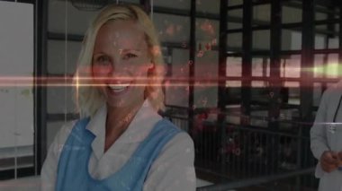 Sağlık verilerinin görüldüğü grafikleri incelemek için doktor panosuyla girerken gülümseyen hemşire. Tıbbi, işbirliği, modern, sağlık, profesyonel, tanı, takım çalışması