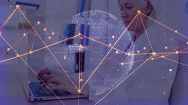 İş kadını dizüstü bilgisayarda yazı yazıyor ve parlayan ağ düğümleri yaratıyor. Teknoloji tanıtımı için dünyayı döndürüyor. Teknoloji, bağlantı, yenilik, dijital, çalışma alanı, modern, veri