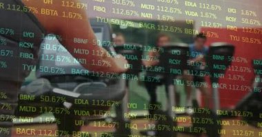 Kadın eliptik pedal çeviriyor, verileri canlandırıyor takip egzersizlerinin yoğunluğunu koşu bantlarıyla örtüyor. Fitness, digital, Health, Egzersiz, modern, motivasyon, güç