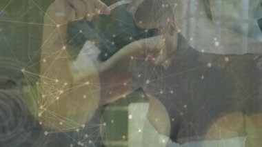 Sağlık rutinini başlatmak için diş fırçasına uzanan adam geometrik düğümün altındaki dişleri fırçalıyor. Sağlık, hijyen, hidrasyon, diş sağlığı, yaşam tarzı, minimalizm, temizlik.