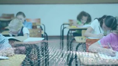 Öğretmenlik, çocukların okuma ve yazma derslerine masaların üzerinde kaydırma olarak başlaması. Sınıf arkadaşları, eğitim, öğrenme, vurgu, çalışma, konsantrasyon, analiz