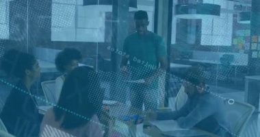 Sunucu, iş görüşmelerinde masanın üzerindeki kopyaları okuyup kayıyor. Meslektaşların notlar yazmasını teşvik ediyor. İşbirliği, beyin fırtınası, profesyonellik, takım çalışması, iletişim, strateji, modern