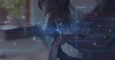 Akıllı telefonu ofisinde tutan adam veri analizi için şebeke hatlarını ve parmaklarını titretiyor. Teknoloji, dijital, bağlantı, veri, yenilik, iş, fütüristik