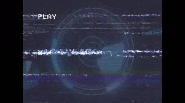 Zaman ilerliyor, hata etkisi yanıp sönüyor ve PLAY simülasyon VHS görüntüsü altında HUD çemberini ortaya çıkarıyor. Retro, dijital, soyut, geleceksel, arıza, teknoloji, durağan