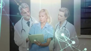 Hemşire tıkırtısı tableti, doktorlar olarak titreşen ağ görüşlü verileri gösteriyor. İşbirliği, sağlık, teknoloji, dijital, analiz, profesyonellik, yenilik