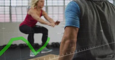 Animasyonlu grafik takip gücü çıkışı ile spor salonundaki kadına atlama sırası veriyor. Güç, dayanıklılık, çeviklik, atletizm, eğitim, kardiyo, yüksek yoğunluk