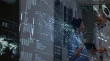 Holografik haritalı koridor hemşirelerin tablet tıkladığını ve vaka verilerine baktığını gösteriyor. Tıbbi, teknoloji, fütürizm, dijital, sağlık, yenilik, işbirliği