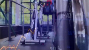 Bisiklete binmek, spor salonunda çizgi grafikleriyle bisiklete binen kadın, yoğunluğu yansıtan bar çizelgeleri. Fitness, performans, dijital, zindelik, motivasyon, sağlık, aktivite