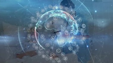 Doktor tıkırdatma tableti yarı saydam hologramı gösteriyor, hasta verilerini konsültasyonda kaydediyor. Teknoloji, sağlık, yenilik, veri, dijital, tıbbi, geleceksel