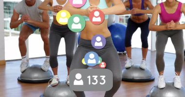 Antrenör antrenman sınıfında Bosu antrenörlerinin üzerine çömeliyor, takipçi sayısının çömelme başına tırmandığını gösteriyor. Fitness, egzersiz, eğitim, hareket, motivasyon, kentsel, canlı