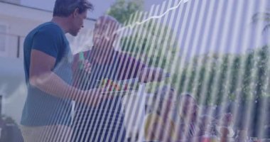 İki adam ızgarada şiş çeviriyor, dikey barlar kuruyor ve iş büyümesini gösteren çizelgeler hazırlıyor. Açık hava, boş zaman, kutlama, sosyal, yemyeşil, canlı, ilerleme