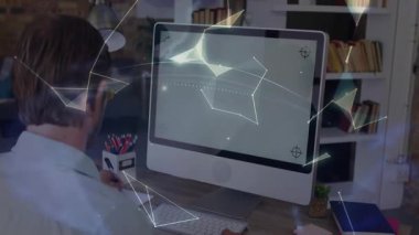 Masaya bakan notlar karalayan adam teknoloji ağının dönüşümlü 3 boyutlu küreye evrimleşmesini hayal ediyor. Gelecekçi, yenilikçi, teknoloji, dijital, ağ, veri görselleştirme, çalışma alanı