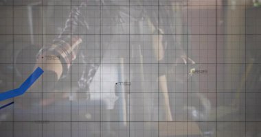 Veri eğilimlerini gösteren şeffaf şebekeye işaretleyici ve hareketli finans grafiği takibi yapan adam. Teknoloji, veri, analitik, yenilik, araştırma, iş, görselleştirme