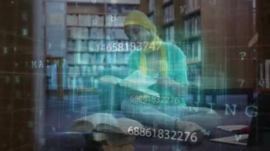 Bayan öğrenci kütüphaneye giriyor ve araştırma yapıyor, verileri dizüstü bilgisayar notları olarak etkinleştiriyor. Araştırma, öğrenme, eğitim, burs, dijital, yenilik, odaklanma