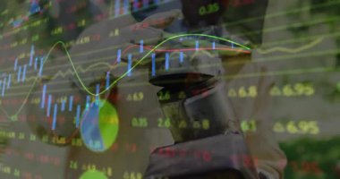 Kıdemli adam pompa kolunu sıkıca kavrayıp çeyrek tur döndürerek animasyon piyasası haritaları sürüyor. Vintage, zanaat, mühendislik, teknoloji, veri görselleştirme, esneklik, manuel